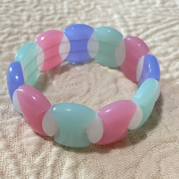 Avon earrings and bracelet pastel parfait set. - Picture 4 of 11